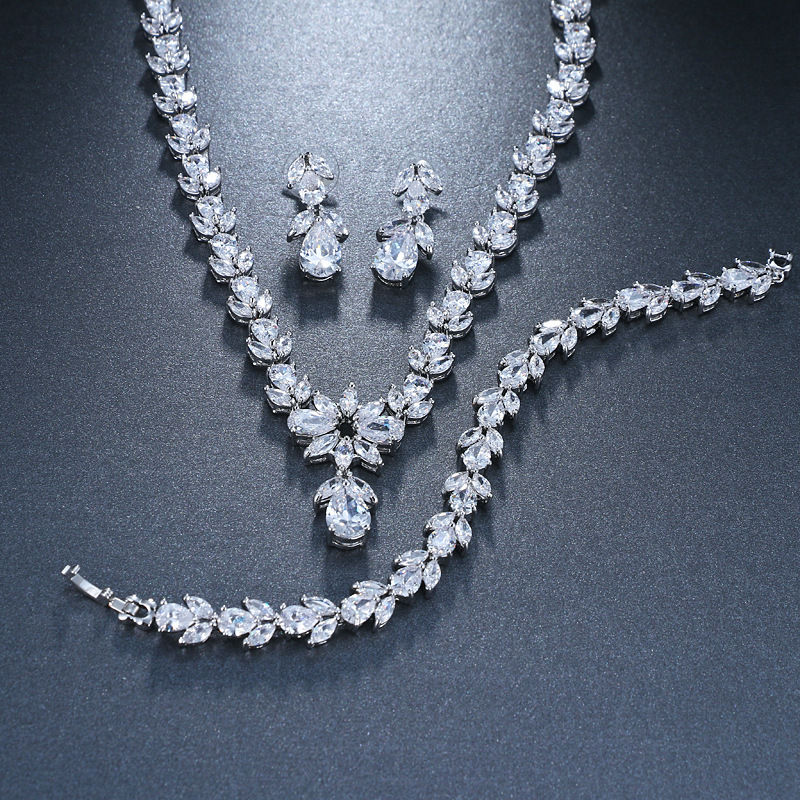 Luxurious Alloy With Irregular Rhinestone/Cubic Zirconia Jewelry Sets